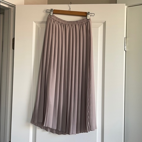 Uniqlo Chiffon Pleated Long Grey Skirt - Picture 3 of 4